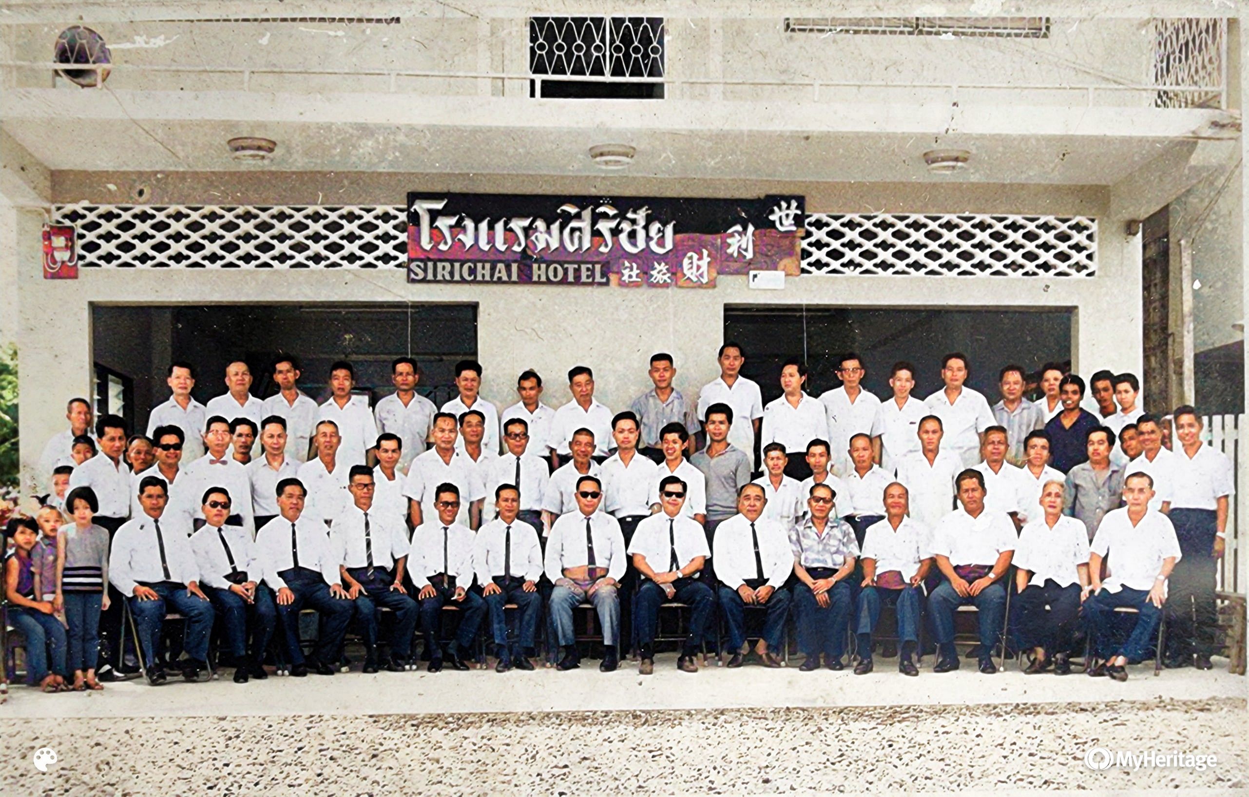 ภาพหมู่ผู้คนหน้าโรงแรมศิริชัยในอดีต
